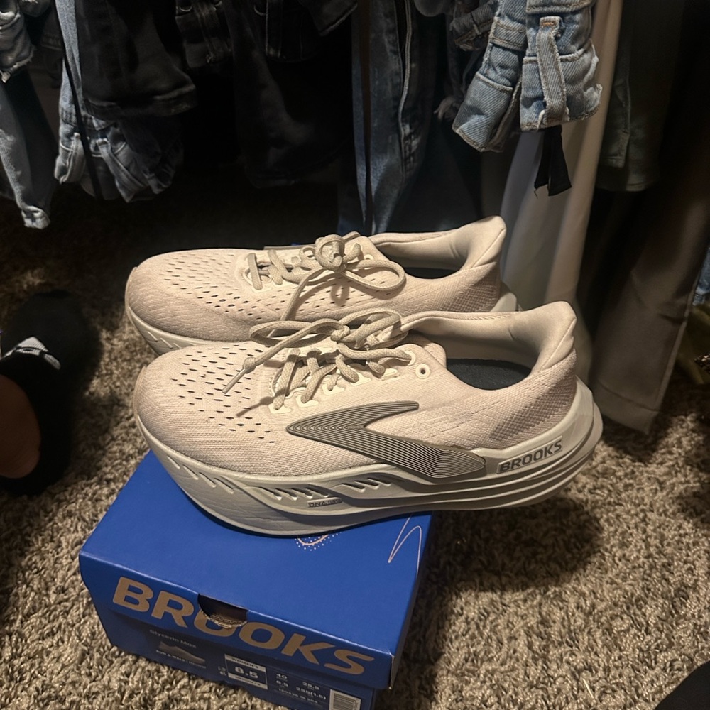 Brooks glycerin max size 8.5 women’s Beige Running Shoes